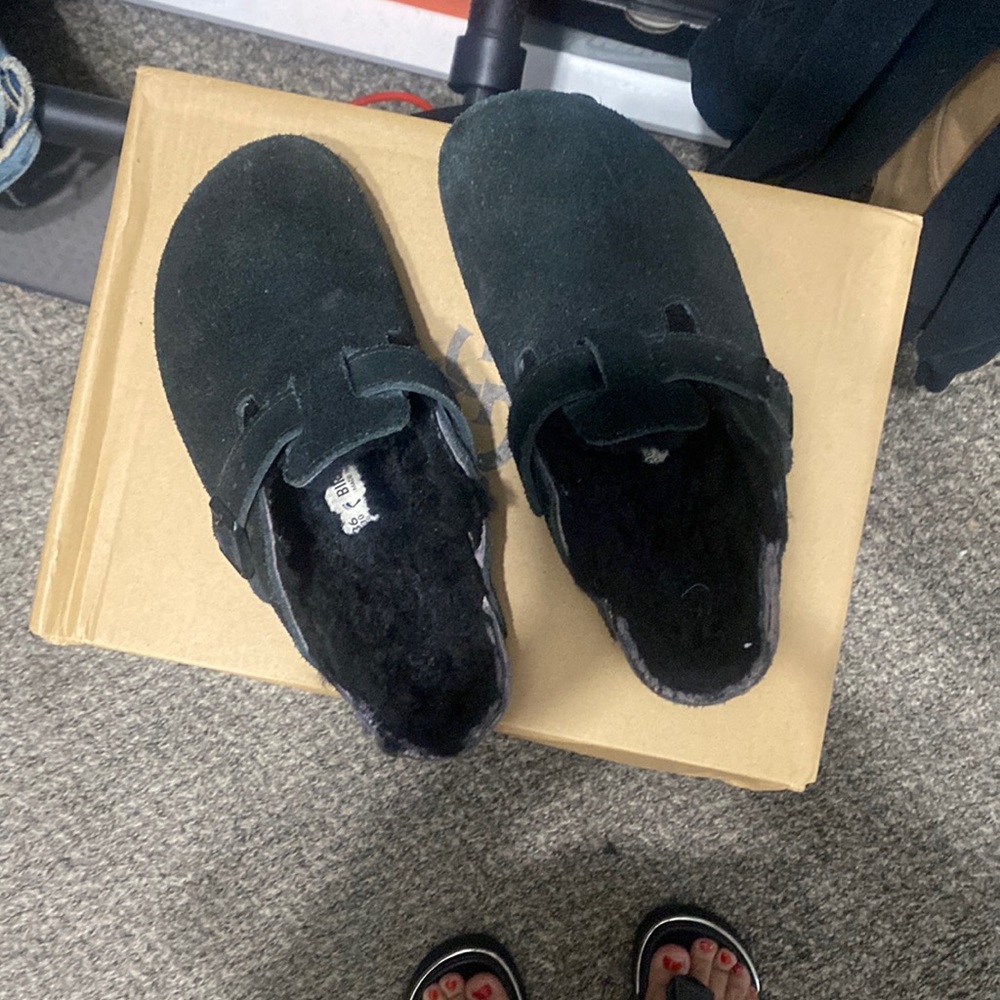 Uggs slip on,wore like 5times,cleaning up my closet.